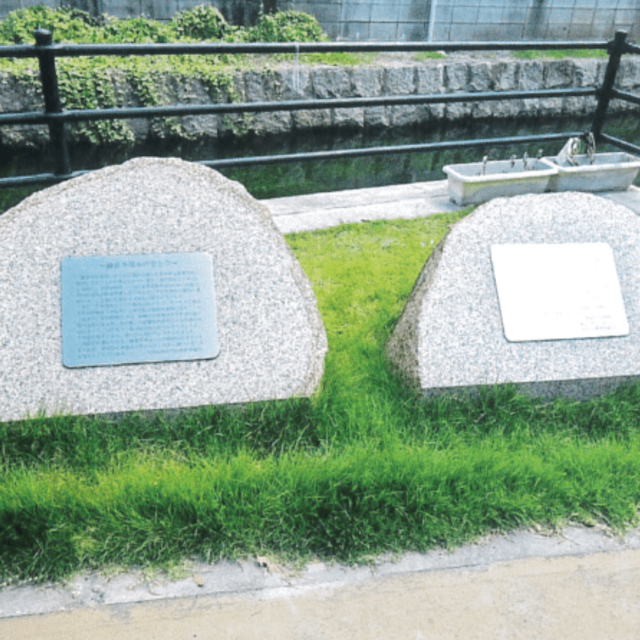 万成石の案内板の画像